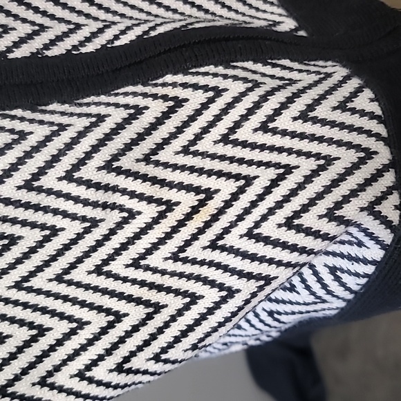 🙋‍♀️WHBM BLACK AND WHITE ZIP UP SWEATER! - Picture 7 of 10